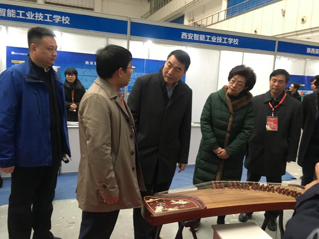 李宁君局长与我校徐宇校长亲切交谈