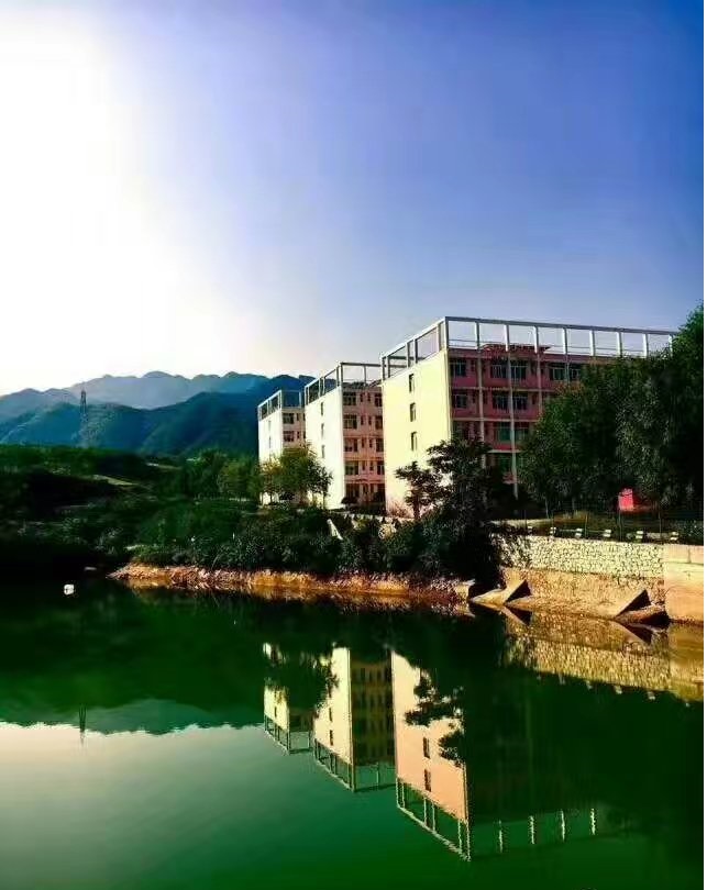 湖光下的公寓楼