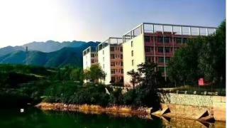 湖光下的公寓楼