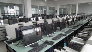 计算机机房内