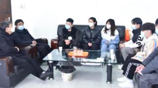 蓝田县人社局局长龙翔宇一行看望和慰问高科学子