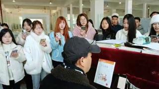 西安高科技工学校幼教班钢琴合唱练习《天路》