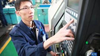 从技工院校走出的劳模工匠 - 以匠心铸造国家重器的洪家光