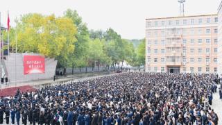 以青春之名 赴时代之约 新华高科学子国旗下抒报国志