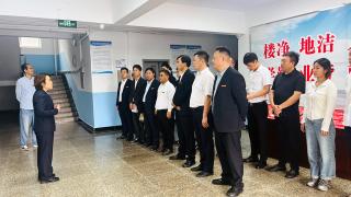 陆晓珂校长带队公寓检查，明确“细致+跟宿”管理新标准